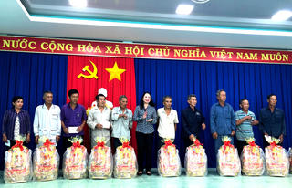 Bí thư Tỉnh uỷ An Giang thăm, tặng quà Tết cho gia đình chính sách, hộ nghèo