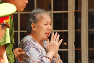 Cụ bà Việt kiều bật khóc khi bị tuyên án tử
