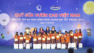 Quỹ sữa vươn cao Việt Nam và Vinamilk trao 66.000 ly sữa cho trẻ em tỉnh Vĩnh Phúc nhân dịp tết trung thu