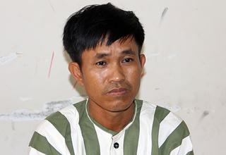 Gã đàn ông đâm gục vợ ở trạm xe khách vì ghen