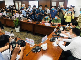 Chủ tịch TP HCM đề nghị khởi tố tiếp viên Vietnam Airlines làm lây lan dịch