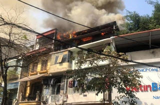 Hà Nội: Đang cháy lớn trên phố Hàng Nón, nghi do đốt vàng mã