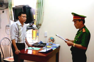 Bắt giam 2 kiểm lâm vòi tiền ‘chung chi’