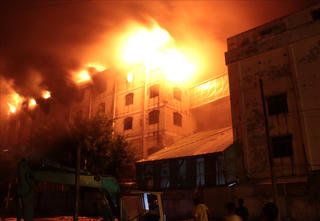 Lửa lại cháy dữ dội tại Công ty may Kwong Lung-Meko, TP HCM đưa quân chi viện