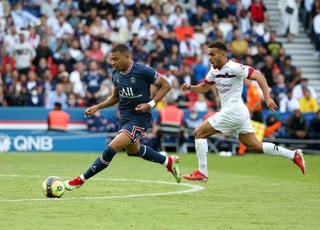 Mbappe ‘gánh team’ lúc không Messi, Neymar: PSG làm gì để giữ chân?