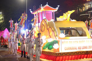 12 xe hoa khuấy động đường phố Bãi Cháy trong lễ diễu hành