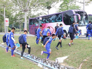 Thầy trò huấn luyện viên Hữu Thắng gặp nhiều khó khăn ở Malaysia