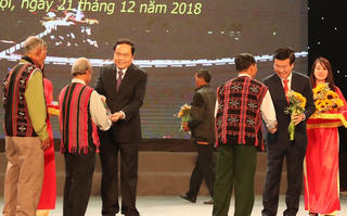 Tôn vinh những điểm tựa bản làng