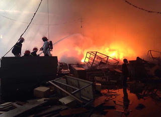 TP Hồ Chí Minh: Cháy rụi xưởng gỗ rộng 2.000 mét vuông