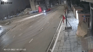 [Video] Xe Porsche tông sập cổng nhà dân