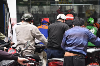 [ẢNH] Lo giá xăng tăng, người dân chen nhau 'đổ đầy bình'