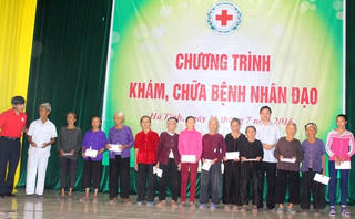 Khám, cấp thuốc miễn phí cho hơn 1.000 dân nghèo Hà Tĩnh