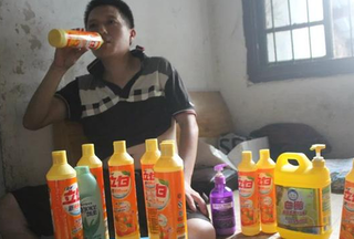 Chàng trai nghiện nước tẩy rửa
