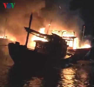 Chập điện, 4 tàu cá bốc cháy dữ dội