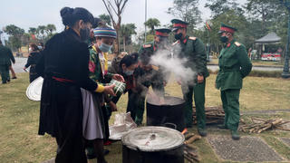 Gói bánh chưng xanh cùng người nghèo ăn Tết