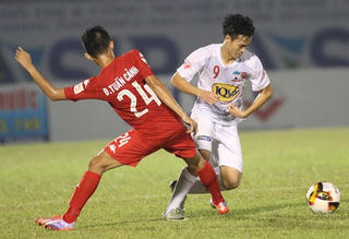 Vòng 6 V-League 2017: Trọng tài tiếp tục bị phản ứng