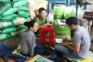 Đang trộn phân bón thì bị Cảnh sát đột kích