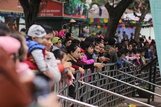 [ẢNH] Công viên Thủ Lệ 'thất thủ' vì vạn người kéo về ngày đầu năm