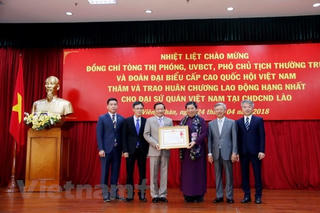 Đại sứ quán Việt Nam tại Lào đón nhận Huân chương Lao động hạng Nhất