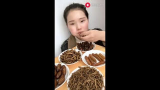 Cô gái xinh đẹp nhai bọ cạp, gián, sâu ngon lành đến kinh dị