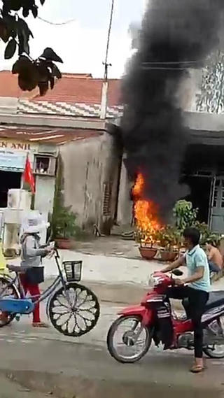 Giận vợ, chồng đốt cháy rụi hai xe máy trị giá hàng chục triệu đồng