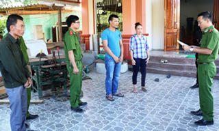 4 côn đồ dùng súng đòi tiền bảo kê máy gặt lúa