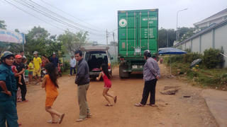 Chơi trước đầu xe container, bé trai hơn 1 tuổi bị cán tử vong