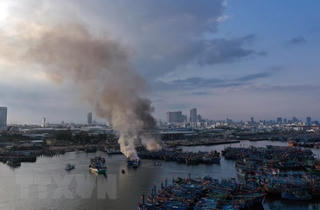 Đà Nẵng: Ba tàu cá neo đậu tại âu thuyền Thọ Quang bốc cháy