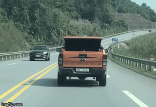 Thót tim hình ảnh xe bán tải chở trẻ nhỏ trong cốp đi trên quốc lộ