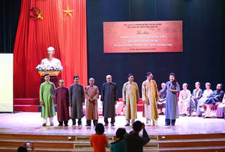 Gỡ nút thắt cho Quốc phục