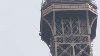 Pháp: Tháp Eiffel đóng cửa do một đối tượng tìm cách trèo lên