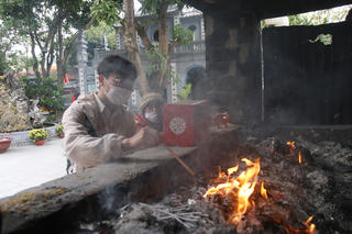 Giới trẻ nô nức đi cầu duyên ngày Valentine