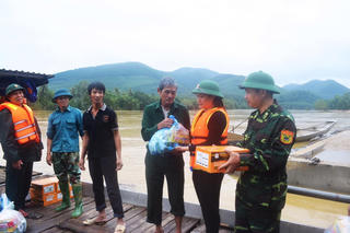  Nữ cán bộ Mặt trận xông pha giữa dòng nước lũ sông Gianh