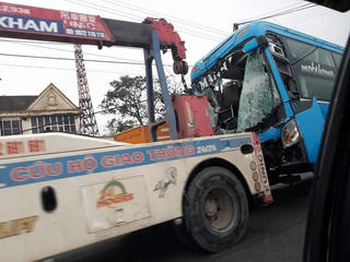 Xe khách quay đầu tông trúng xe container, 2 người thiệt mạng