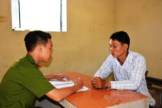 Vờ chở đi bán bảo hiểm để hiếp dâm, cướp tài sản
