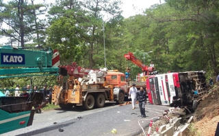 Hai xe khách tông nhau trên đèo, ít nhất 8 người tử vong