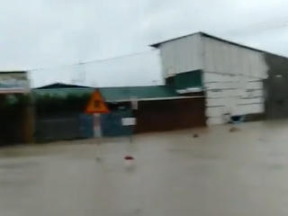 Mưa lớn khiến Nam Cam Ranh ngập nặng, đường đi miền núi tê liệt