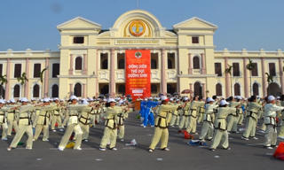 Hàng nghìn người cao tuổi đồng diễn thể dục dưỡng sinh