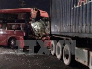 Đồng Nai: Container va chạm xe khách, 4 người bị thương nặng