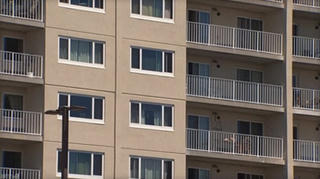 Bé 5 tuổi ngã từ tầng 7 vẫn đứng dậy đi lại bình thường