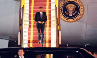 Chuyên cơ của Tổng thống Mỹ hạ cánh xuống Nội Bài