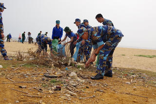Cảnh sát biển chung tay làm sạch biển