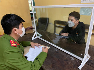 Hai thanh niên dùng dao uy hiếp 1 phụ nữ để cướp 830 ngàn đồng