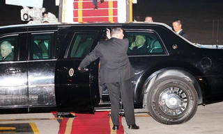 Chùm ảnh: Đón Tổng thống Obama ở sân bay