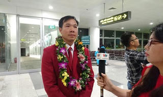 'Người hùng' Hoàng Xuân Vinh đã về tới sân bay Nội Bài