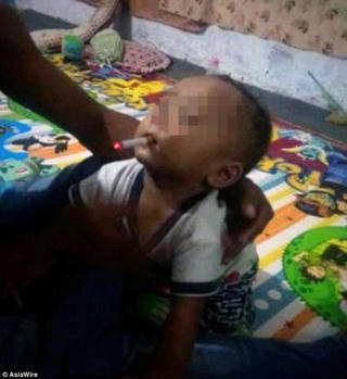 Bố ép con 9 tháng tuổi hút thuốc lá để chụp ảnh