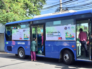 TP Hồ Chí Minh dùng xe buýt chở rau củ quả đến với người dân