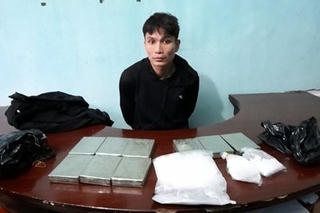 Bắt vụ vận chuyển 9 bánh heroin