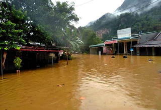 Đã có 10 người chết và 2 người mất tích vì mưa lũ sau bão số 4
