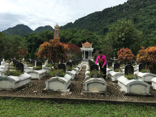 Nữ quản trang duy nhất xứ Thanh